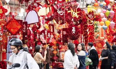 Phố Hàng Mã đỏ rực những ngày giáp Tết: Không còn cảnh chen nhau chụp ảnh, dân tình lặng lẽ sắm sửa đón xuân