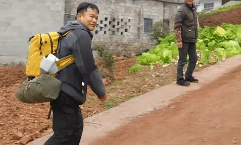Chàng trai 9x đi bộ 1.400 km về quê đón Tết: 'Chân không còn là của mình' và cái kết làm cha già nức nở