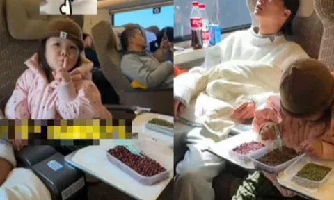 Hình ảnh ông bố và con gái trên chuyến tàu đông đúc gây sốt: Nhìn đồ vật phía dưới bàn, phải khen dạy con sao mà khéo thế!