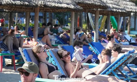 Khách Tây đổ ra biển Đà Nẵng đông không tưởng