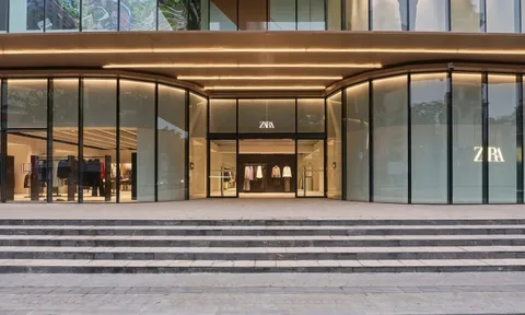 Cảnh tượng khác lạ tại cửa hàng rộng 1.800 m2 của Zara trong Hanoi Centre