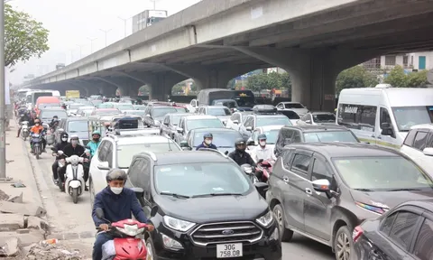 Dòng người ùn ùn rời Hà Nội về quê nghỉ Tết sau ngày làm việc cuối cùng của năm Ất Tỵ