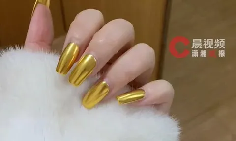 Mẫu nail chơi Tết gây chấn động: Cô gái làm bộ móng bằng vàng giá 100 triệu khiến dân mạng đòi đến quét vụn móng tay