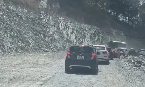 Mặt đường tạm hư hỏng, Quốc lộ 28B qua đèo Đại Ninh ùn tắc