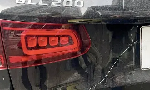 Khởi tố vụ án xe Mercedes bị cào xước thân xe khi đỗ trên vỉa hè ở Hà Nội