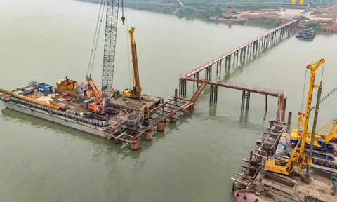 Toàn cảnh công trường thi công cây cầu kết nối Hà Nội - Hưng Yên