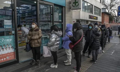 Người dân Trung Quốc bất ngờ xếp hàng tại các hiệu thuốc, chủ tiệm kêu "cháy hàng" không có mà bán: Chuyện gì đang xảy ra?