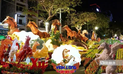 Linh vật ngựa rực rỡ khắp miền Tây chào Xuân Bính Ngọ