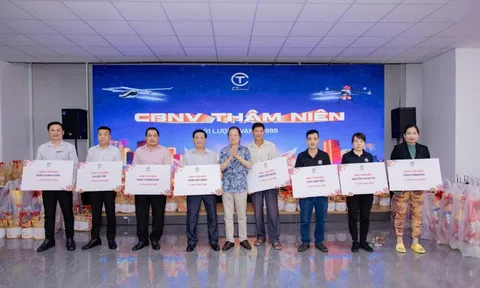 Nhiều tạp vụ, bảo vệ bật khóc khi nhận thưởng Tết là một lượng vàng 9999