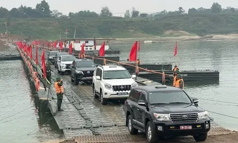 Thông xe cầu phao Đoan Hùng qua sông Lô
