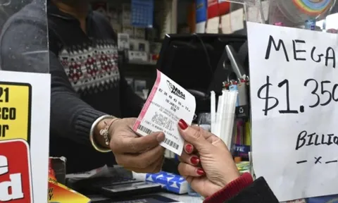 Trúng số 10 triệu USD, người đàn ông "đốt tiền" không kiểm soát