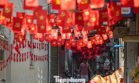 Phố phường Hà Nội rực rỡ cờ đỏ ngày 29 Tết