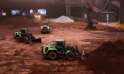 Trung Quốc lại gây sốc ngành vận tải: Tạo ra máy xúc điện tải trọng hơn 120 tấn, hiệu năng ngang ngửa chạy dầu diesel