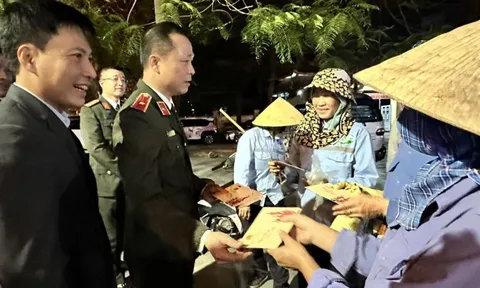 Giám đốc Công an Thanh Hóa kiểm tra trực Tết, lì xì công nhân môi trường làm nhiệm vụ