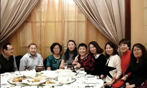 Họp lớp Tết, người giàu nhất hứa mời ăn nhưng lúc thanh toán lại đi mất, chúng tôi trả thay 50 triệu đồng: Về nhà nhận tin nhắn “điếng người”