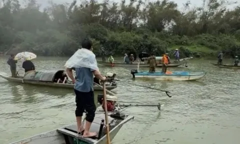 Chùm ảnh hiện trường vụ lật đò chở 7 người một gia đình ngày mùng 3 Tết: 4 nạn nhân chết và mất tích, bé 3 tuổi không qua khỏi