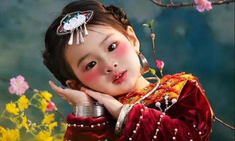 Ái nữ nhà mỹ nhân gốc Khánh Hoà gây sốt: 2 tuổi rưỡi nhưng trò chuyện được bằng cả tiếng Trung và tiếng Anh, yêu thích nghệ thuật từ nhỏ