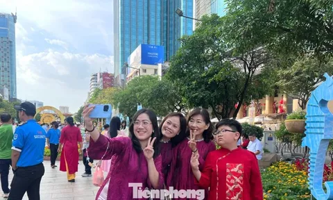 Lý do nhiều người chỉ check-in đường hoa Nguyễn Huệ từ xế chiều đến tối