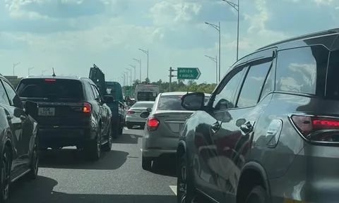 Dòng xe đổ dồn về TPHCM sau Tết, CSGT phải “đóng – mở” cao tốc liên tục