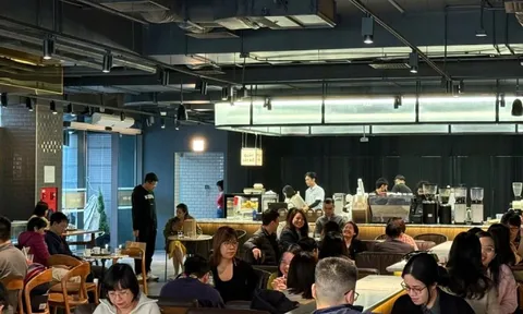 Hà Nội: Xếp hàng ăn phở, uống cà phê 'giải ngấy' ngày Tết