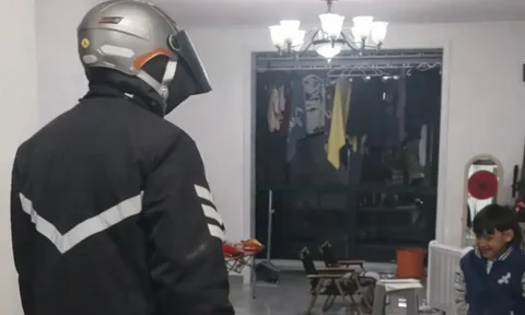 Đêm Giao thừa giao hàng đến 2 giờ sáng mới về, anh shipper gặp cảnh tượng rơi nước mắt khi vừa mở cửa nhà