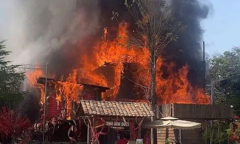 Cháy lớn quán cà phê ở TPHCM