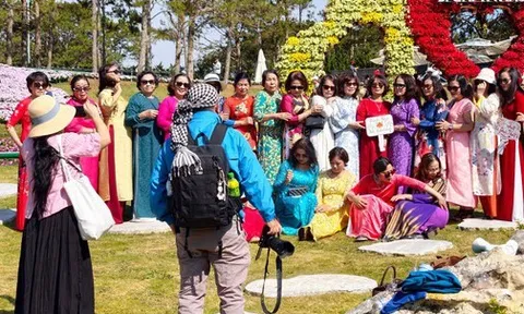 Mùng 6 Tết, Đà Lạt vẫn rộn ràng khách du xuân