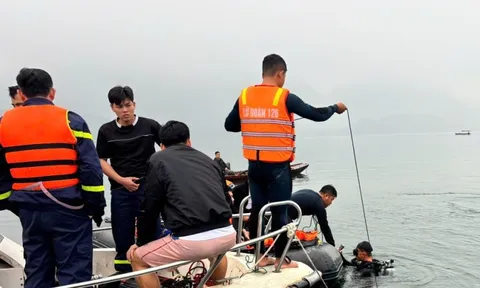 Lực lượng người nhái Hải quân tìm thấy 1 nạn nhân vụ lật tàu khách tại hồ Thác Bà