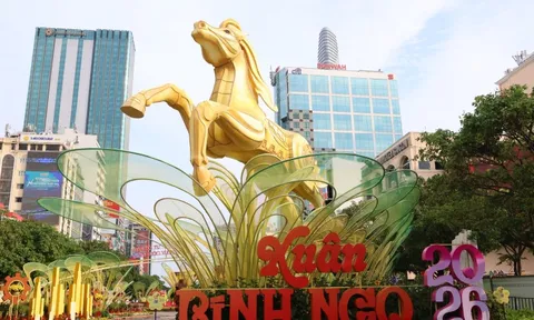 Đường hoa Nguyễn Huệ giữ lại hai đại cảnh thêm một tháng