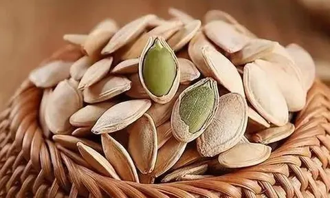 Ăn hạt bí đỏ giúp bổ dưỡng, nhưng sau 60 tuổi cần nhớ 5 điều này để tránh rước bệnh vào người