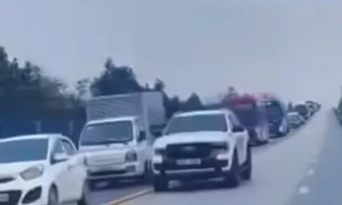 Bất ngờ danh tính tài xế bán tải đi vào làn ngược chiều, liên tục nháy đèn pha trên cao tốc