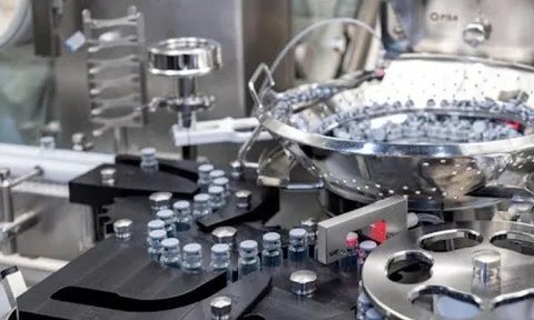 Siêu Robot sản xuất vaccine về Việt Nam: Toàn bộ quy trình không cần con người, tốc độ chiết rót hàng trăm lọ/phút, độ chính xác từ 0,1 ml