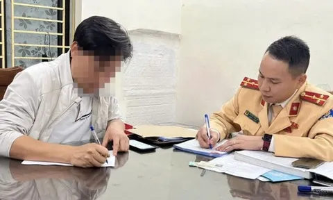 Tài xế ô tô vừa lái xe vừa bế trẻ con trong lòng bị xử phạt