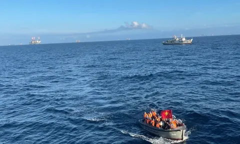 Những lá phiếu bầu cử đầu tiên giữa trùng khơi