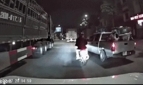 Ô tô chèn ép làm xe máy chở trẻ em ngã ra đường, sát gầm xe tải: Công an vào cuộc