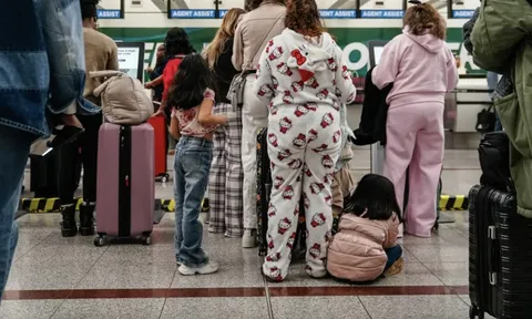 Một sân bay muốn cấm hành khách mặc đồ ngủ và dép crocs?