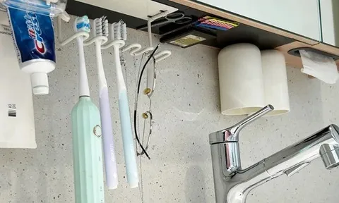 Treo lên thay vì để xuống: 12 cách sắp xếp “không tốn tiền” của giới trẻ giúp nhà gọn hẳn, việc nhà giảm một nửa