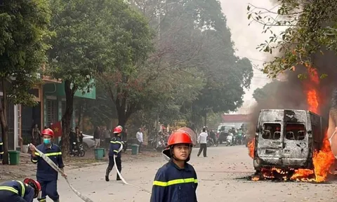 Xe ô tô 16 chỗ đang lưu thông trên phố đông người bất ngờ bốc cháy ngùn ngụt