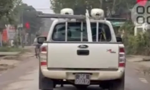 Xe ô tô biển xanh bị phạt 38 triệu đồng đã hết hạn đăng kiểm