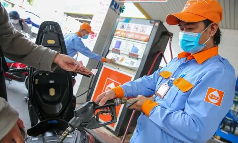 Giá dầu thô tăng vọt vì xung đột tại Trung Đông