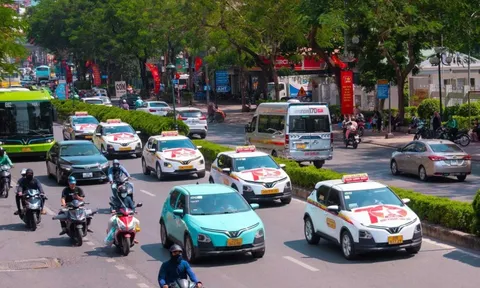 100% taxi ở Hà Nội là xe điện trong 4 năm nữa: Gần 28.000 tài xế có được hỗ trợ gì không?