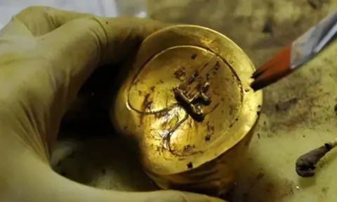 Đào sâu 0,8m, đội công nhân phát hiện hơn 5kg vàng: Công trường xây dựng lập tức bị phong tỏa