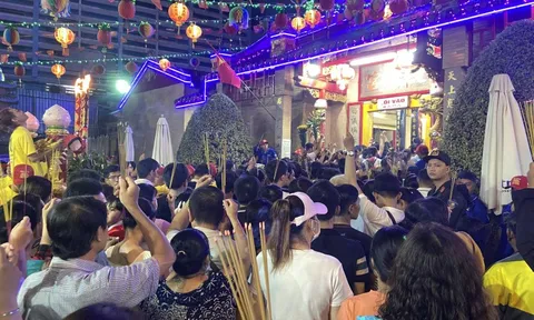 Cảnh tượng khó tin lúc nửa đêm ở Miếu Bà Thiên Hậu: Biển người chen chật kín vì một thứ trong lư hương