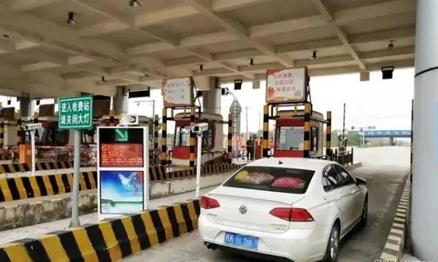 Phát hiện 7,4 tỷ đồng tiền mặt trên xe ô tô của 4 thanh niên ngoài 20 tuổi khi đi qua trạm thu phí cao tốc