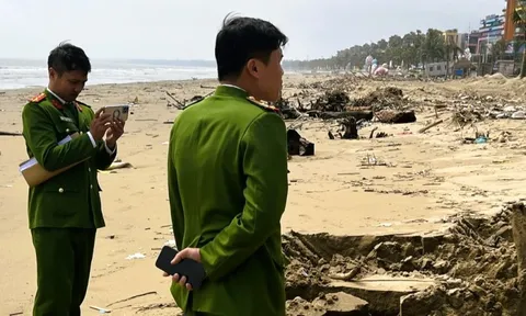 Công an vào cuộc xử lý vụ xe công nông chở rác đổ ra bãi biển nổi tiếng ở Thanh Hóa