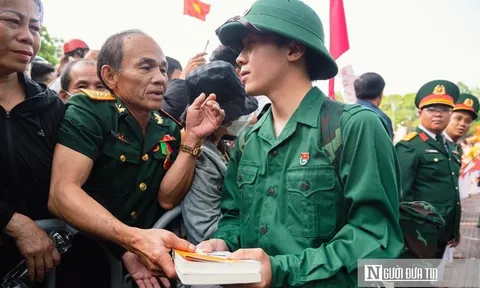 Chùm ảnh: Khoảnh khắc gia đình, bạn bè bịn rịn chia tay thanh niên lên đường nhập ngũ