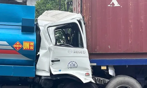 Xe container đang dừng đèn đỏ thì bị tông, gây ùn tắc hơn 1 km