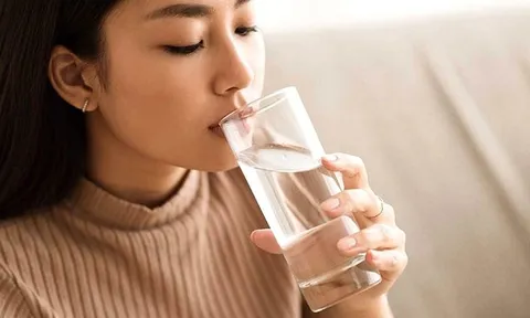 Ngủ dậy nên đánh răng trước hay uống nước trước? Nhiều người đang làm sai