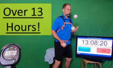 Kỷ lục Guinness gây choáng: Thầy giáo tung hứng 3 quả bóng liên tục không chạm đất suốt 13 tiếng