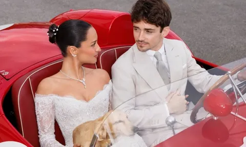 Cô dâu hot nhất toàn cầu ngồi siêu xe 300 tỷ về dinh: Mặt thiên thần body ác quỷ, mặc đẹp đến nỗi mỗi khung hình đều hóa bìa magazine